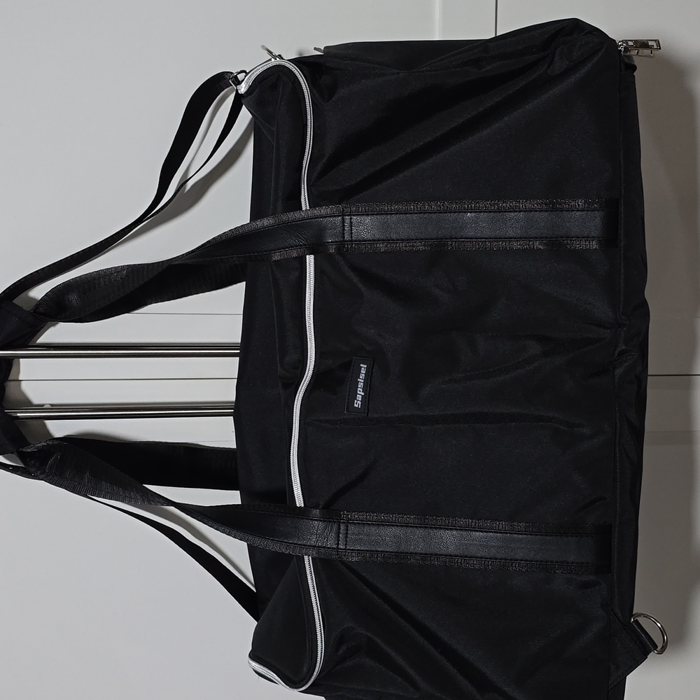 Black Travel Duffel Bag 2 in 1 Garment Bag. NWOT